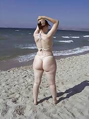 Mamma woman - huge and white ass - on the beach.