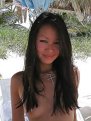 Hot oriental gf showing her pretty tities in a public beach.