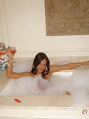 Hot ex-gf camilla posing naked on tub.
