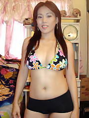 My ex filipina undresses and showing her hot body.